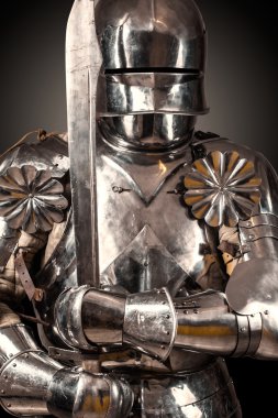 zırh giyen ve kılıç holding knight