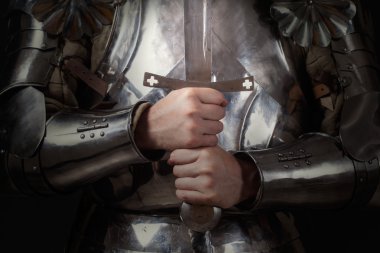 zırh giyen ve kılıç holding knight