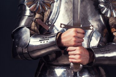 zırh giyen ve kılıç holding knight