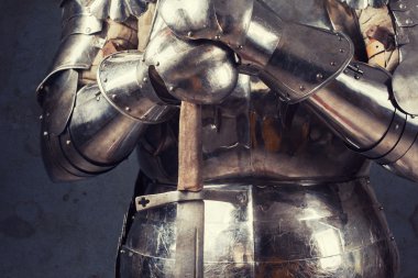 zırh giyen ve kılıç holding knight