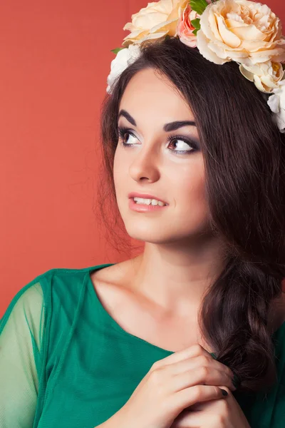 美しい若い女性の身に着けている花輪 — ストック写真