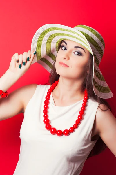 Bella giovane donna che indossa cappello a righe — Foto Stock