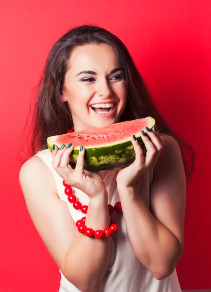 Mujer joven mordiendo sandía —  Fotos de Stock