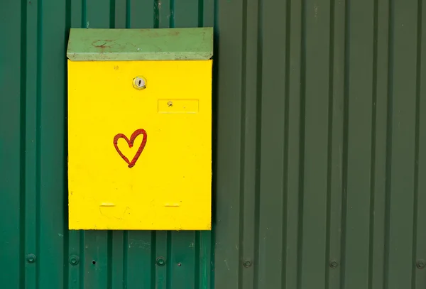 Gelber Briefkasten — Stockfoto