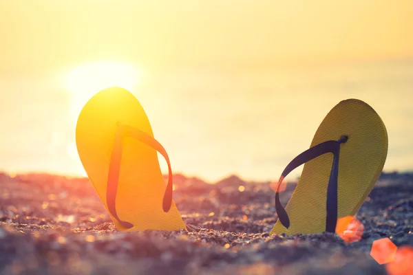 Flip-flop on the beach — Stock Photo, Image