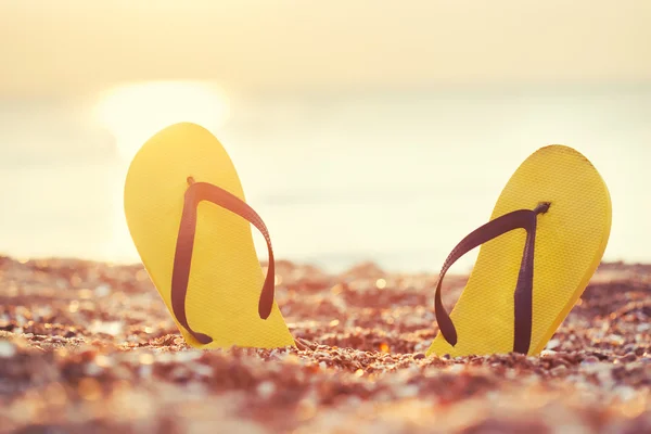 Flip-flop op het strand — Stockfoto