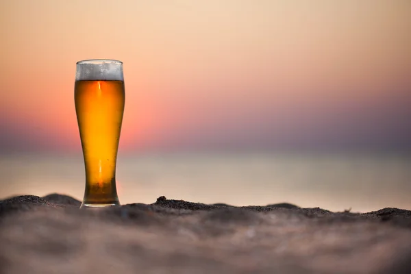 Bicchiere di birra su un tramonto — Foto Stock