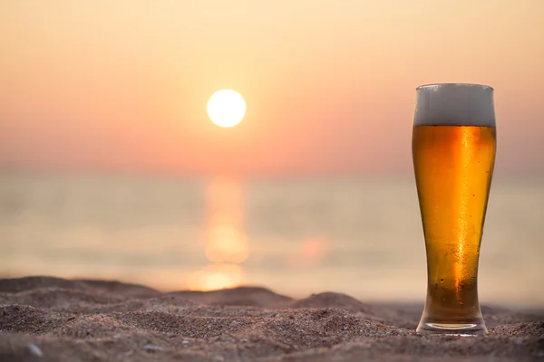 Ποτήρι μπίρα σε ένα ηλιοβασίλεμα — Φωτογραφία Αρχείου