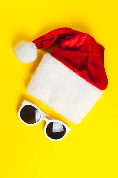 Elegáns fehér napszemüveg, piros kalap, santa claus — Stock Fotó