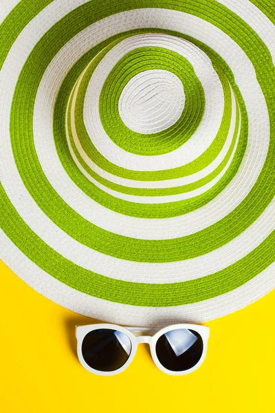 Całkiem zielony kapelusz okulary — Zdjęcie stockowe