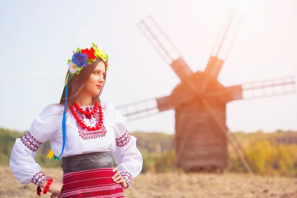 Femme portant des vêtements ukrainiens nationaux à l'extérieur — Photo