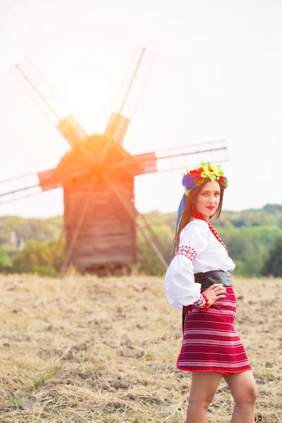 Женщина в национальной украинской одежде на открытом воздухе — стоковое фото