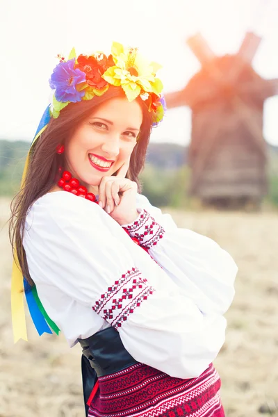 Γυναίκα, φορώντας εθνικές ουκρανική ρούχα σε εξωτερικούς χώρους — Φωτογραφία Αρχείου
