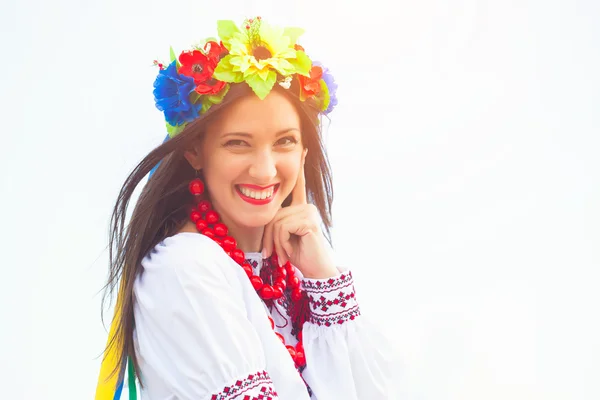 Frau trägt ukrainische Nationalkleidung im Freien — Stockfoto