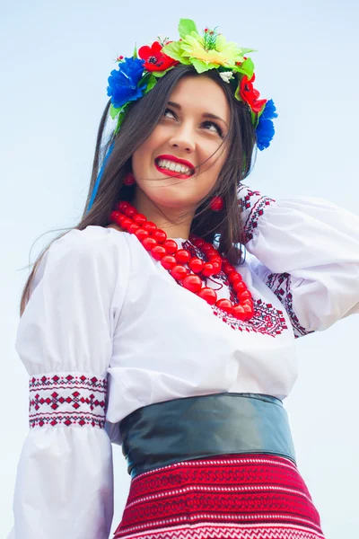 Mujer con ropa nacional ucraniana al aire libre — Foto de Stock