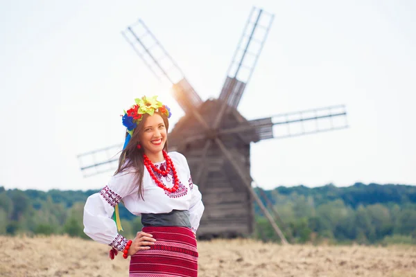 Femme portant des vêtements ukrainiens nationaux à l'extérieur — Photo