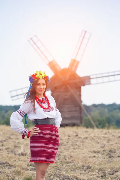 Femme portant des vêtements ukrainiens nationaux à l'extérieur — Photo