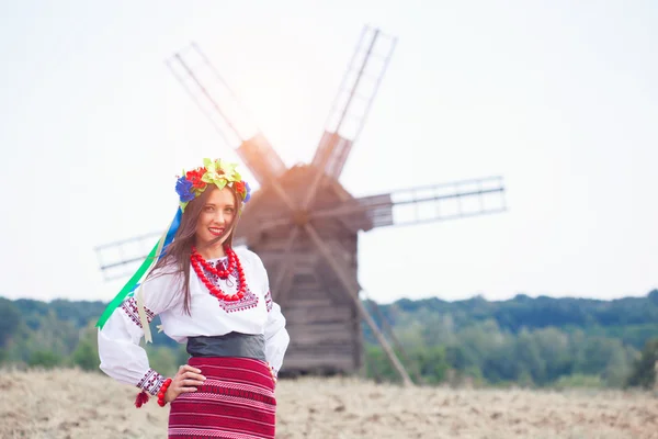Женщина в национальной украинской одежде на открытом воздухе — стоковое фото