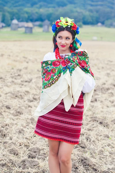 Mujer con ropa nacional ucraniana al aire libre —  Fotos de Stock