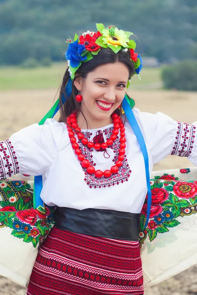 Femme portant des vêtements ukrainiens nationaux à l'extérieur — Photo