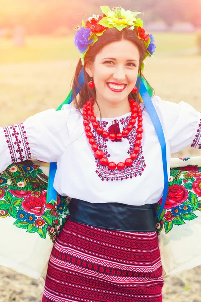 Vrouw dragen nationale Oekraïense kleren buitenshuis — Stockfoto