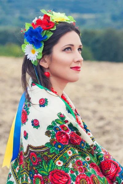 Femme portant des vêtements ukrainiens nationaux à l'extérieur — Photo