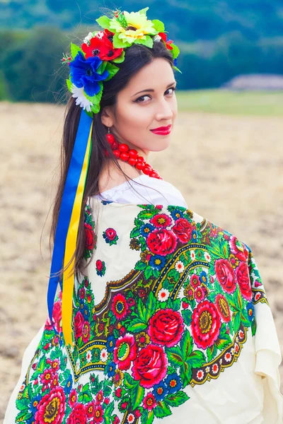 Frau trägt ukrainische Nationalkleidung im Freien — Stockfoto