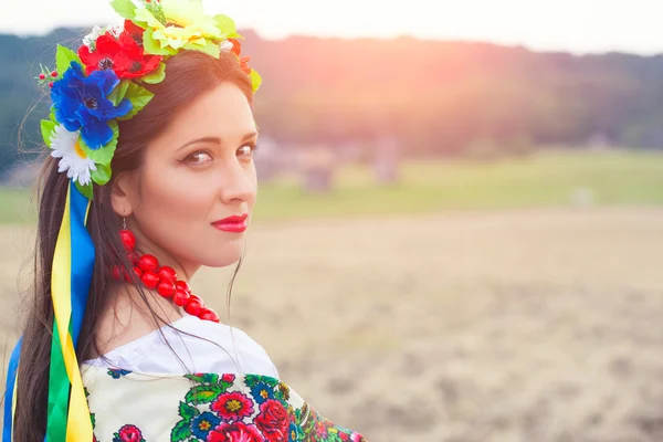 Femme portant des vêtements ukrainiens nationaux à l'extérieur — Photo