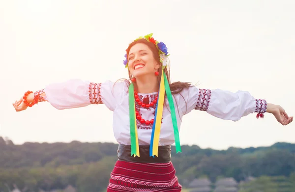 Mujer con ropa nacional ucraniana al aire libre — Foto de Stock