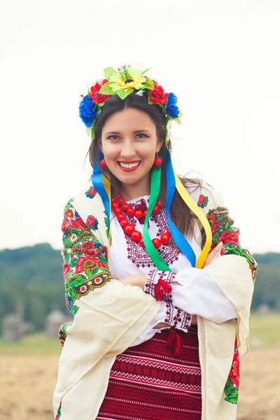 Γυναίκα, φορώντας εθνικές ουκρανική ρούχα σε εξωτερικούς χώρους — Φωτογραφία Αρχείου