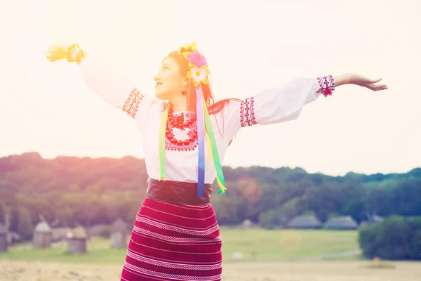 Femme portant des vêtements ukrainiens nationaux à l'extérieur — Photo