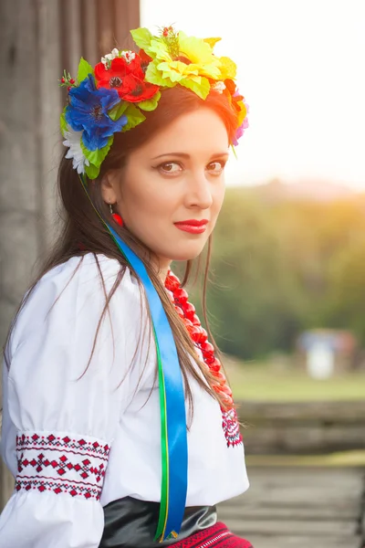 Frau trägt ukrainische Nationalkleidung im Freien — Stockfoto