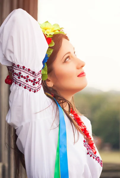 Femme portant des vêtements ukrainiens nationaux à l'extérieur — Photo