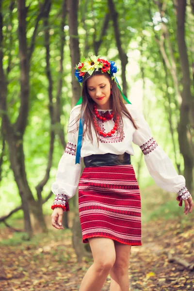 Mujer vestida con ropa nacional ucraniana posando en el bosque —  Fotos de Stock