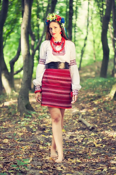 Mujer vestida con ropa nacional ucraniana posando en el bosque — Foto de Stock