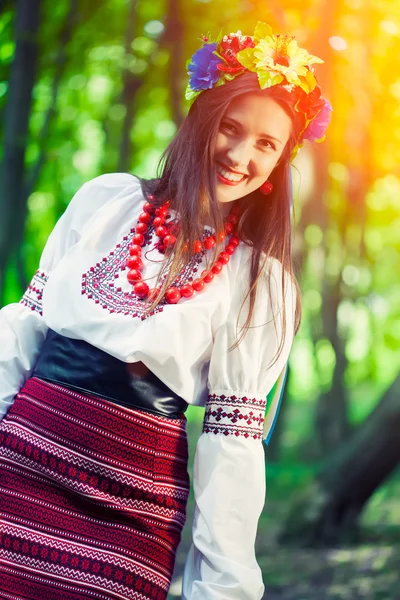 女人穿着国家乌克兰的衣服摆在森林里 — 图库照片