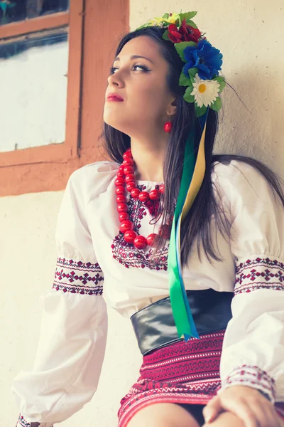 Vacker ung kvinna som bär nationella ukrainska kläder — Stockfoto