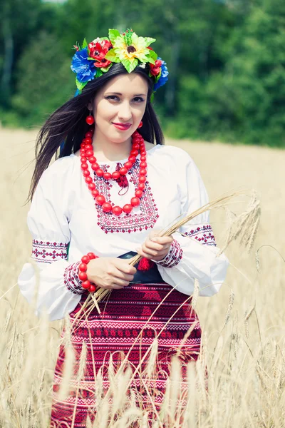 Gyönyörű fiatal nő, fárasztó nemzeti ukrán — Stock Fotó