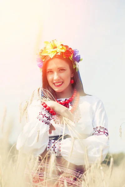 Красивая молодая женщина в национальном украинском — стоковое фото