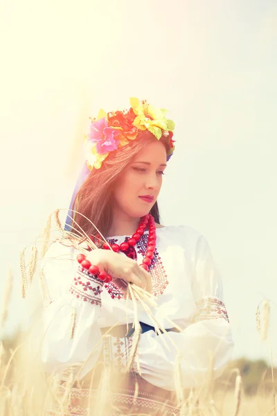 Schöne junge Frau trägt ukrainische Nationalflagge — Stockfoto