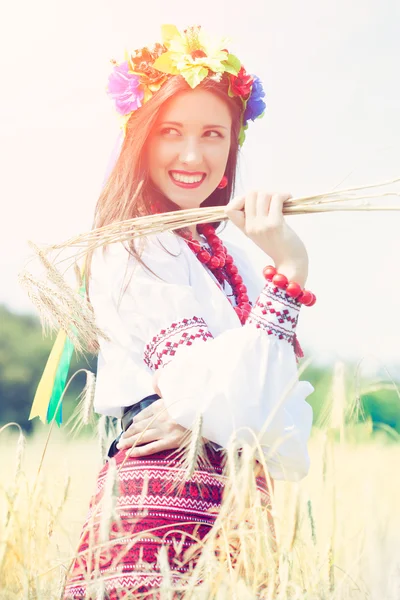 Vacker ung kvinna som bär nationella ukrainska — Stockfoto