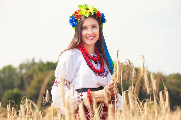 Όμορφη νεαρή γυναίκα, φορώντας εθνικές Ουκρανικά — Φωτογραφία Αρχείου
