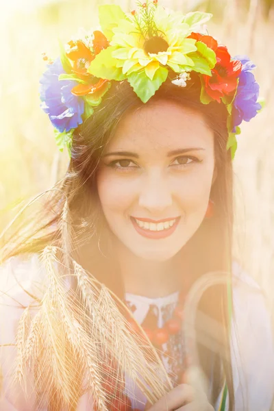 Hermosa mujer joven vistiendo nacional ucraniano —  Fotos de Stock