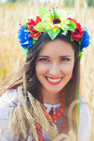 Hermosa mujer joven vistiendo nacional ucraniano —  Fotos de Stock
