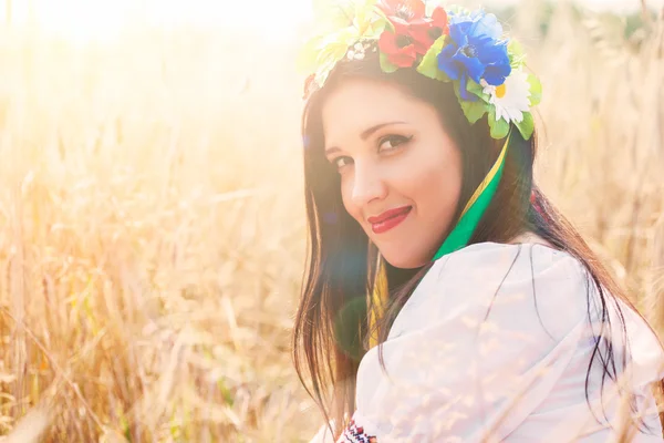 Femme portant des vêtements ukrainiens nationaux dans le champ de blé — Photo