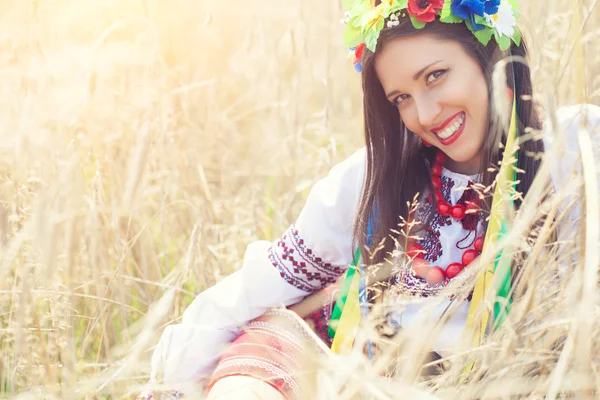 Mulher vestindo roupas ucranianas nacionais no campo de trigo — Fotografia de Stock