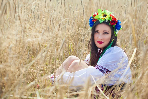 Mujer vestida con ropa nacional ucraniana en campo de trigo —  Fotos de Stock