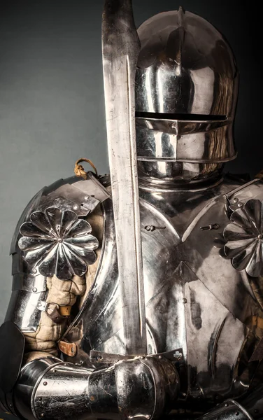Рыцарь с двуручным мечом — стоковое фото