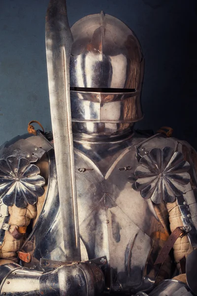 Cavaleiro segurando espada de duas mãos — Fotografia de Stock