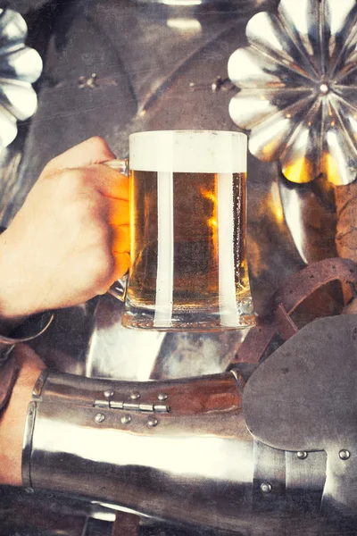 Knight holding mug of beer — Stock Photo, Image